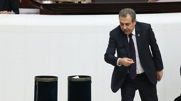 Muammer Güler oy kullanırken.