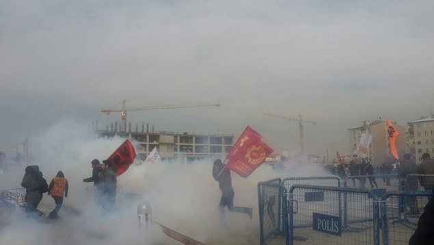 Adliye önünde kararı protesto edenlere gazlı müdahale