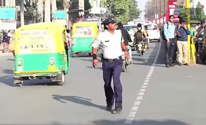 Moonwalk Yaparak Trafiği Yöneten Polis