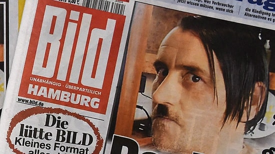 Hitler Bıyığıyla Poz Veren PEGIDA Başkanı Görevi Bıraktı