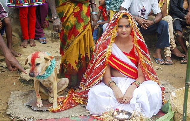 7. Köpekle evlenen kadın
