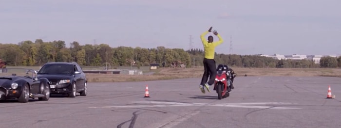 110 Km/s Hızla Giden İki Motorun Üzerinden Atlayan Adam