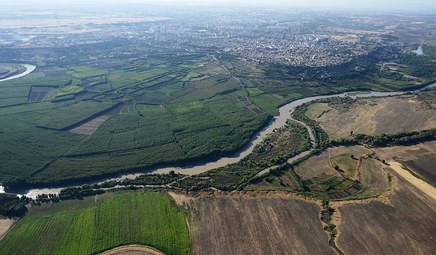 Dicle Vadisi’nde UNESCO Dünya Mirası listesine aday Hevsel Bahçeleri’ni de içine alan arazinin tarımsal nitelikten çıkarılmasına dair karar mahkemece durduruldu. Çevre Bakanlığı’nın bölgeyi ‘ Yapı Rezerv Alanı’ ilan eden kararı da aynı mahkeme tarafından iptal edilmişti.