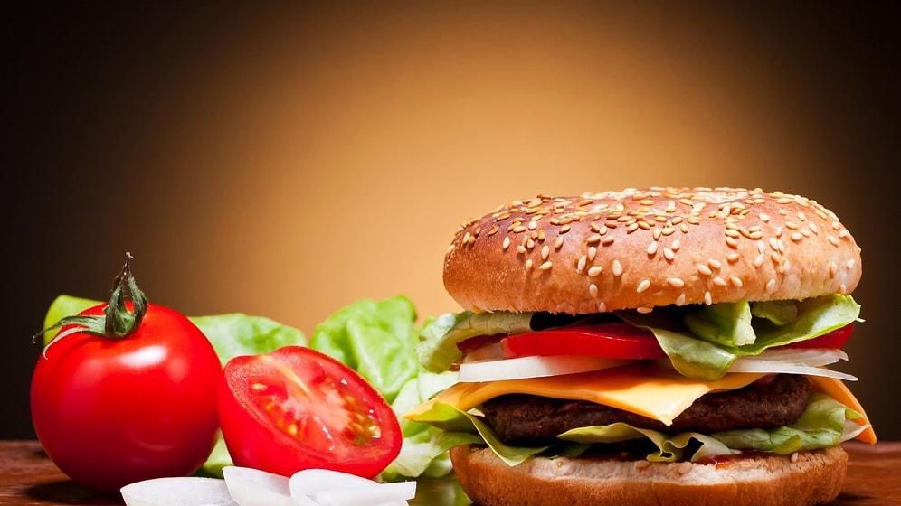 18 Adımda Reklam Fotoğraflarındaki Hamburger İle Yediğinizin Aynı Olduğunun Kanıtı