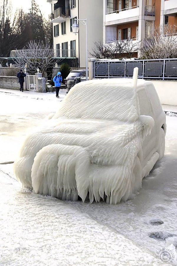 6. Buzdan heykele dönüşmüş araba