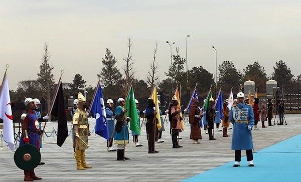 2. Ve aynı zamanda karşılama törenlerine de eşlik ediyorlar