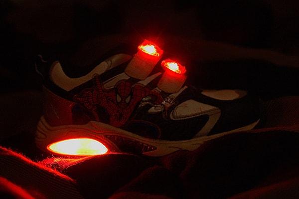 4. Işıklı ayakkabıları ilk giydiğimizde yanıyor mu diye sürekli bakmaktan doğru düzgün yürüyememek.