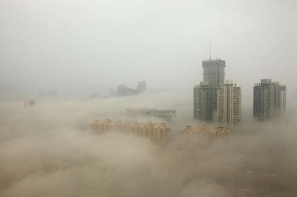 7. Pekin'de kirli sisler tarafından kuşatılmış binalar.