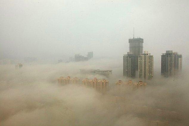 7. Pekin'de kirli sisler tarafından kuşatılmış binalar.
