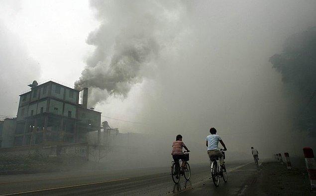 13. Pekin'in yakınında bulunan Yutian şehrindeki bir fabrikadan salınan kirli gaz.