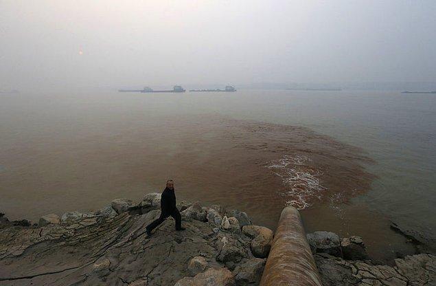 15. Atık suları, Yangtze Nehri'ne boşaltan boru..