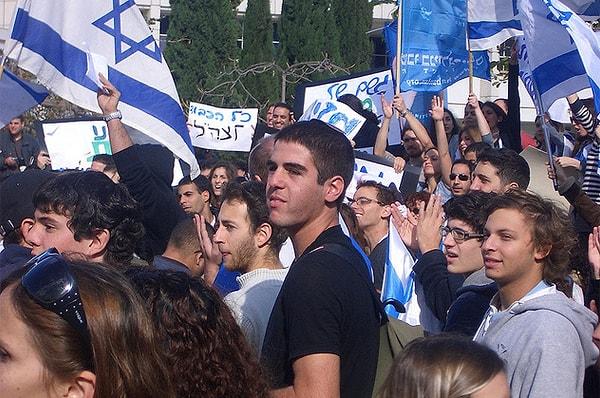 3 - İsrail'in yerinden edilmiş Üniversite Öğrencilerini Okula Geri Göndermesi