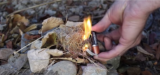 Tek Bir Pil ve Sakız Kağıdı ile Kolayca Ateş Nasıl Yakılır?
