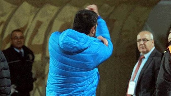 Ümit Özat'tan Taraftara El Hareketi