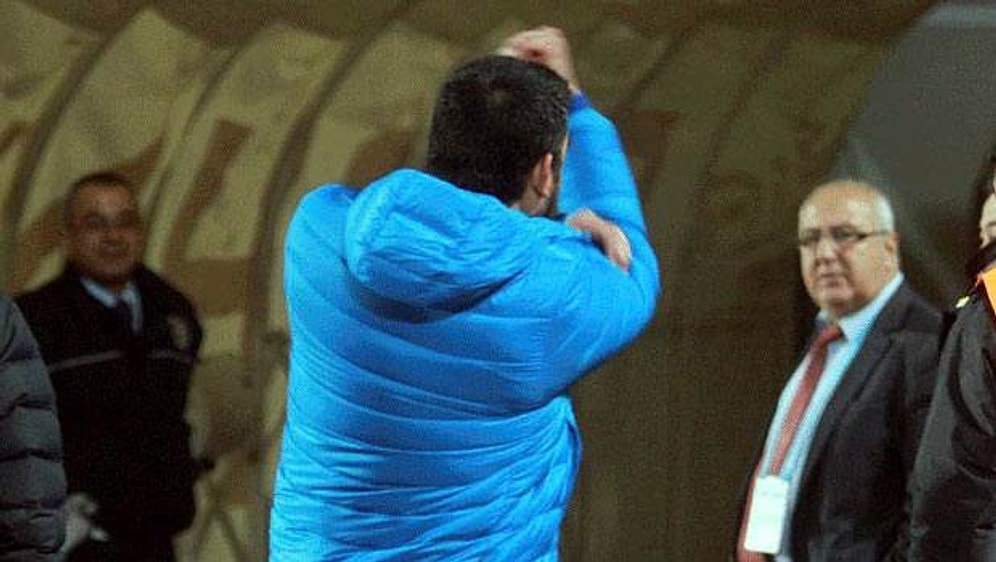 Ümit Özat'tan Taraftara El Hareketi