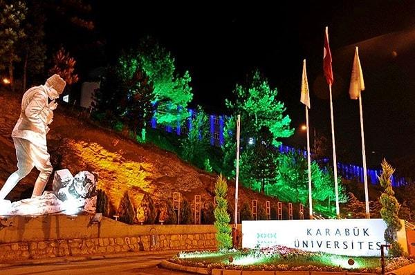 1. Üniversite girişine geldik, bizi Atatürk heykeli ve Parlayan bir üniversite karşılıyor.