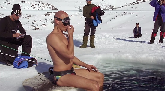 Tek Nefeste Buz Tutmuş Suyun Altında Yüzerek Dünya Rekoru Kıran Adam