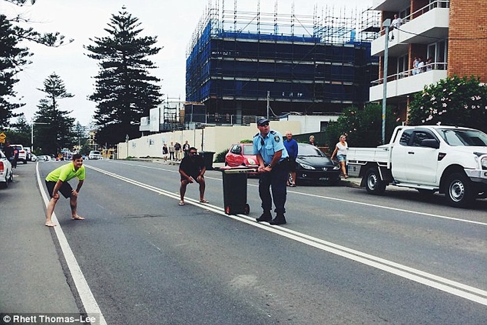 Sokakta Polisle Kriket Oynama
