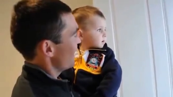 Babasının İkiz Kardeşini İlk Defa Gören Bebeğin Şaşkınlığı