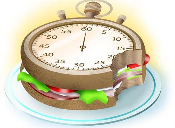 3. Yavaş yavaş yemek yiyin ve beyninize tokluk sinyali vermesi için 20 dakika tanıyın.