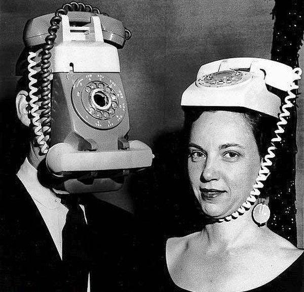 4. Telefonları aksesuar olarak kullanan çift.
