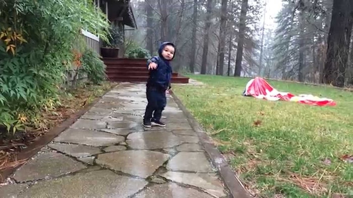 Yağmur Suyunun Heyecanı ile Kendini Yerden Yere Vuran Çocuk