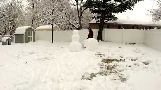 Kardan Adam Yaparken Evlilik Teklifi Eden Adam
