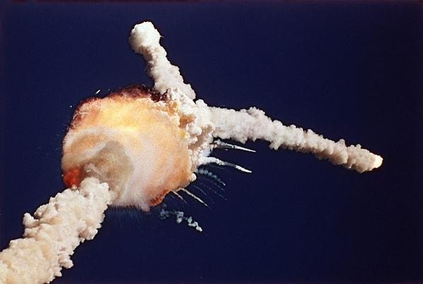 28 Ocak 1986: 10. görevinde Challenger Uzay Mekiği kalkıştan 73 saniye sonra infilak etmiş ve 6 profesyonel astronot ve bir öğretmenden oluşan yedi mürettebatı hayatını kaybetmiştir.