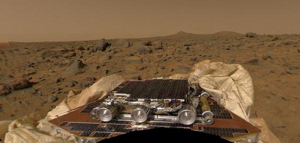 4 temmuz 1997: Delta 2 roketiyle fırlatılan hava yastıklarıyla kaplı Pathfinder aracı Mars yüzeyine indi.