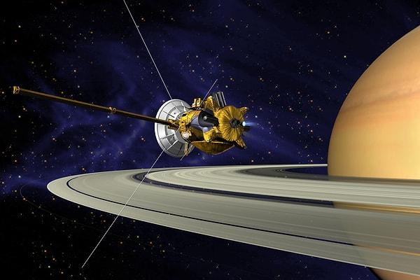 1 Temmuz 2004: 15 Ekim 1997 tarihinde fırlatılan insansız uzay sondası Cassini-Huygens, Satürn çevresindeki yörüngesine girdi.