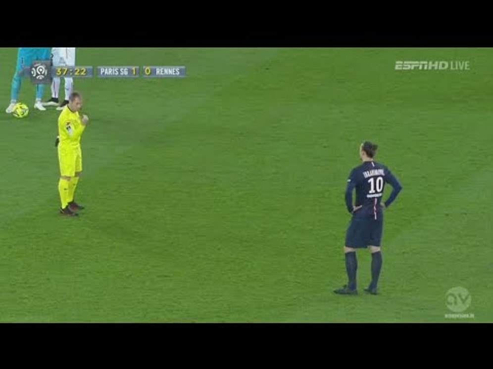 İbrahimoviç Hakemi Ayağına Getirdi