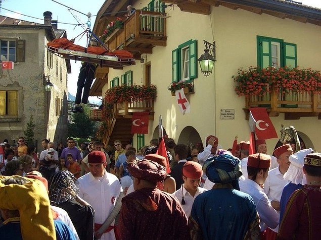 Halk Onu, O da Halkı Çok Sever