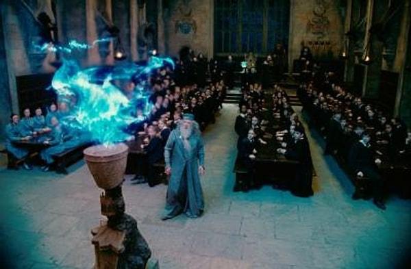 28. Fred ve George Ateş kadehine isimlerini attıkları sahnede Hermonie'nin elindeki kitap Harry Potter kitabının İngiltere baskısıydı.