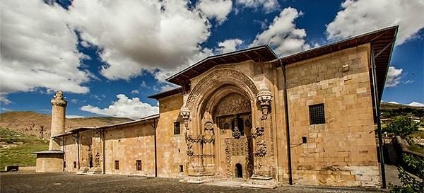 11. Türkiye sınırları içinde bulunan 13 eser Unesco Dünya Mirası Listesi'nde yer almaktadır.