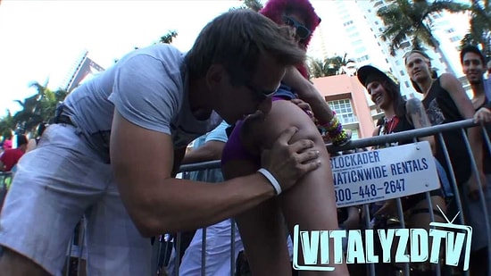 Beverly Hills'te Kadınların Kalçasından Nutella Yalayarak Sosyal Deneyin Sınırlarını Zorlayan Adam