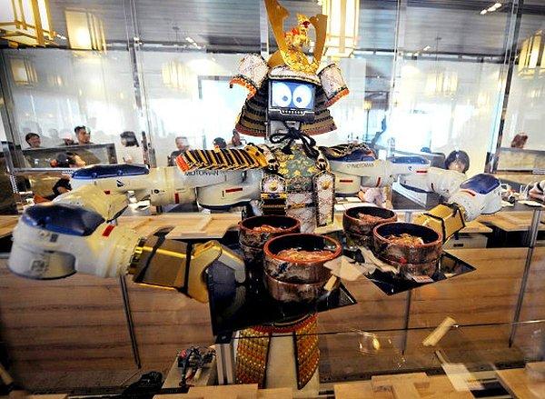 İnsanların görmek istediği gibi robotlar, Japonya'da epeydir var diye biliyoruz…