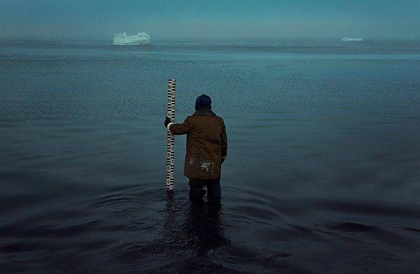 3. Vyacheslav, Barents Denizi diz seviyesine düştüğünde seviyesini ölçer.