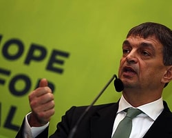 FIFA Başkanlığı Adaylığından Çekildi!