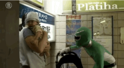 Japonya'da Power Rangers zamanla hem güçten hem çaptan düşmüş, insanlara yardım ediyorlar ama anca eşyalarını falan taşıyorlar