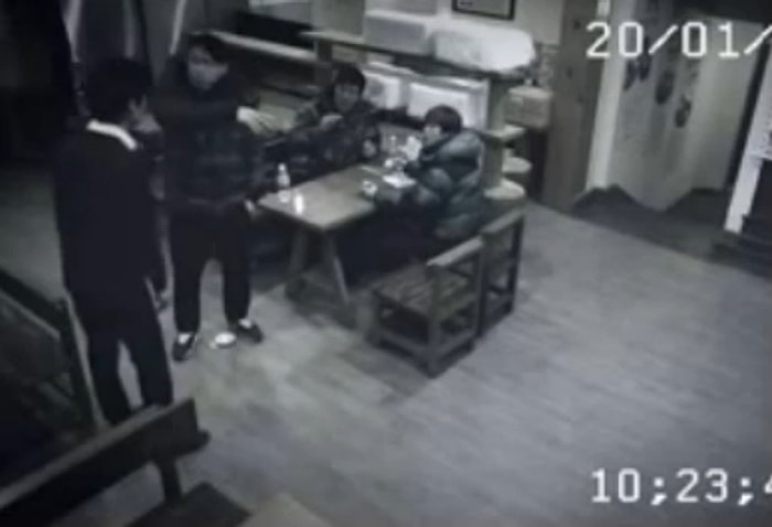 Restoranda Atarlanan 3 Adamı Döven Şemsiyeli Kız