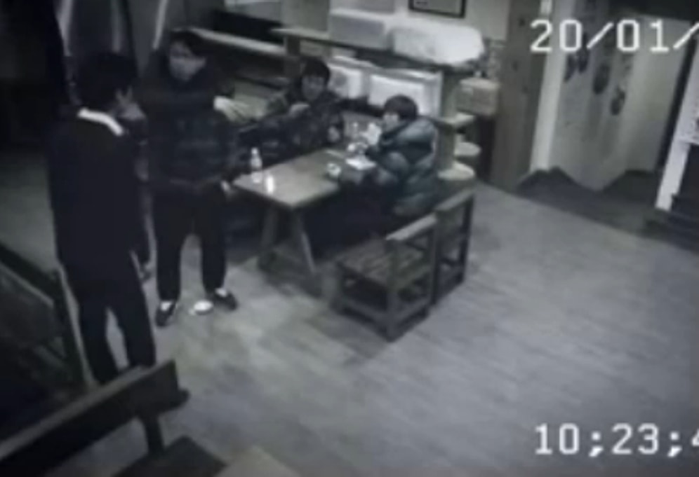 Restoranda Atarlanan 3 Adamı Döven Şemsiyeli Kız