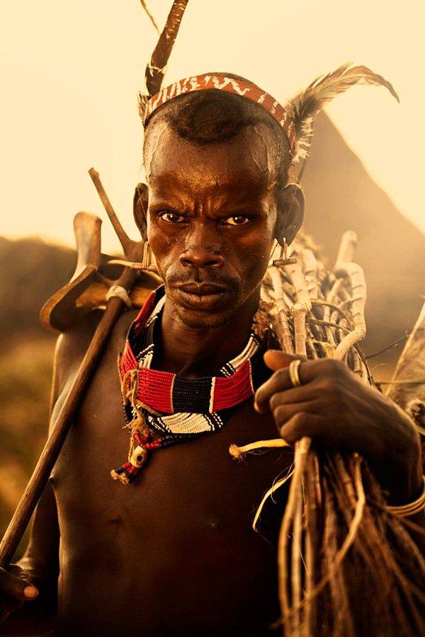 3. Güney Etiyopya'nın Omo Vadisi'nde, Hamar kabilesinden bir adam, sığırlarını korumaya yarayacak çitler için odun toplarken.