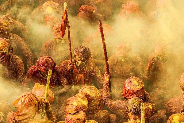 8. Hindu Brahma rahipleri, Lathmar Holi Festivali'yle, baharın gelişini birbirlerine renkli pudralar saçarak kutluyorlar.