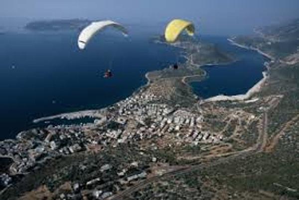 7. Akdeniz Mavisi üzerinde Yamaç Paraşütü (Paragliding) yapmak.
