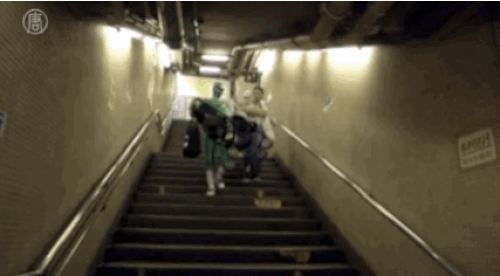Japonya'da Power Rangers zamanla hem güçten hem çaptan düşmüş, insanlara yardım ediyorlar ama anca eşyalarını falan taşıyorlar