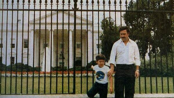 14. ABD'nin her yerde onu aradığı dönemde Beyaz Saray önünde hatıra pozu