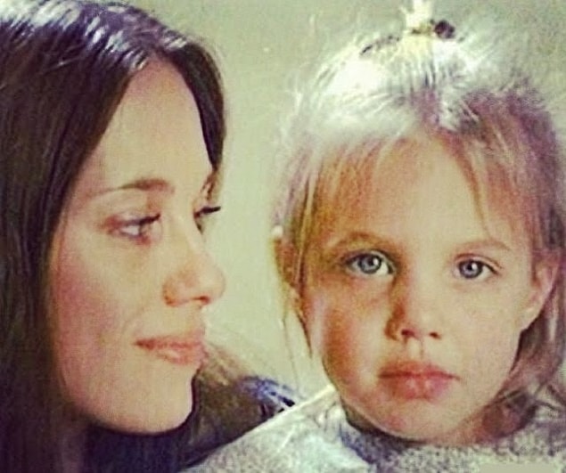 2. Minik Angelia Jolie annesiyle birlikte.