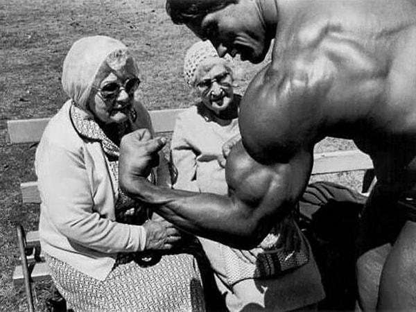 4. Arnold Schwarzenegger yaşlı hanımefendileri etkiliyor.