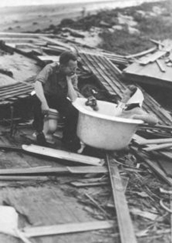 7. 1938'de yaşanan Büyük Fırtına'dan sonra Katherine Hepburn küvette otururken objektiflere yakalanmış.