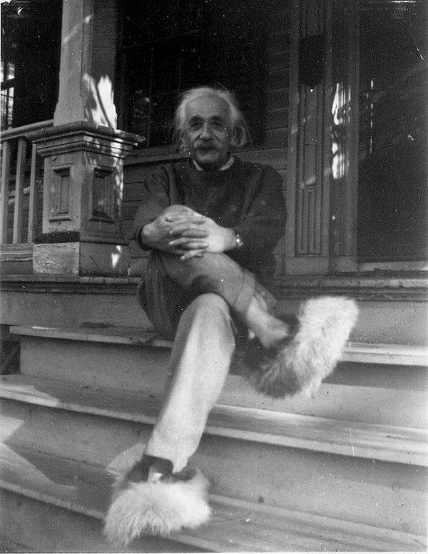 8. Farkını her zaman belli ediyor! Albert Einstein ve süpersonik terlikleri.